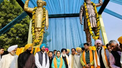 Photo of चौ. देवीलाल के साथ सरदार प्रकाश सिंह बादल की प्रतिमा हरियाणा-पंजाब के भाईचारे का प्रतीक:दुष्यंत चौटाला
